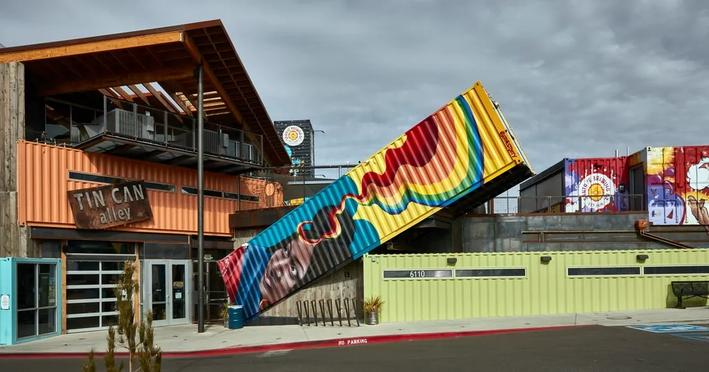 Locales comerciales construidos con contenedores de colores