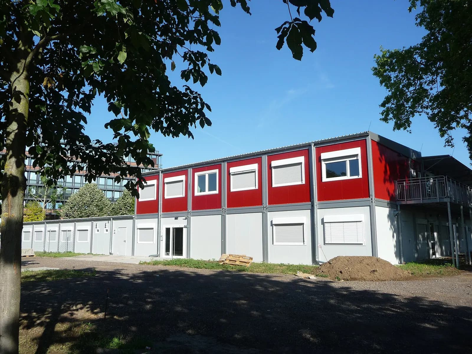 Edificio de oficinas modulares de dos pisos hecho con contenedores