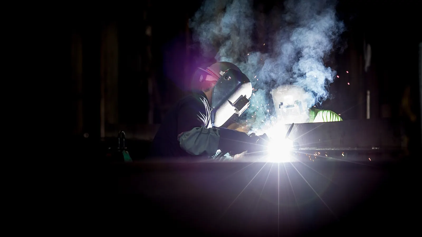 Soldadores trabajando una estructura de acero en un taller